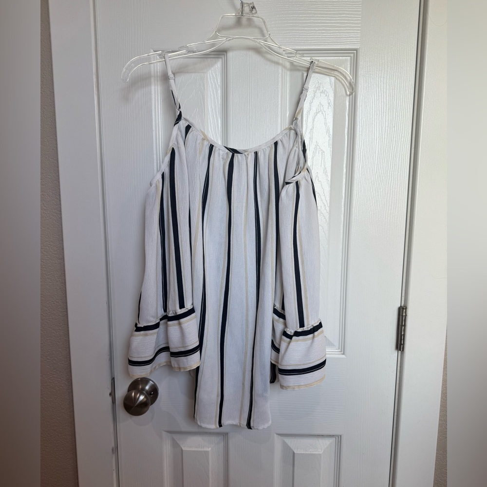 POLOGRAM cold shoulder top - Picture 3 of 6